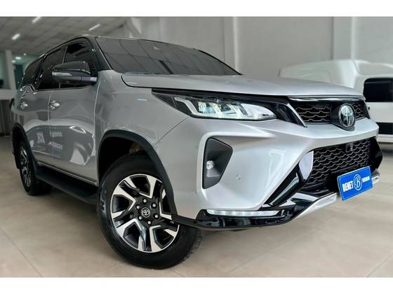 TOYOTA HILUX SW4 2.8 D-4D TURBO DIESEL DIAMOND 7L 4X4 AUTOMÁTICO